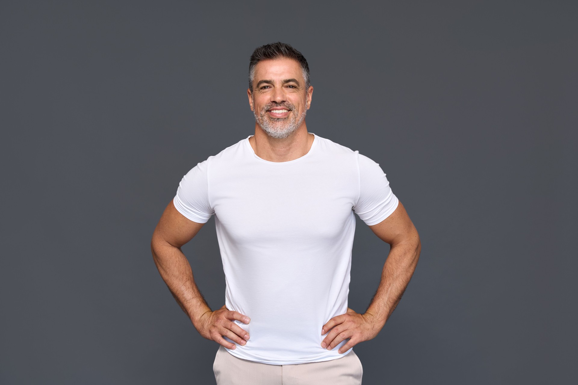 Happy Fit sportlicher reifer älterer Mann trägt weißes T-Shirt isoliert auf dem Hintergrund.